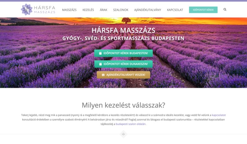 A harsfamasszazs.hu nyitóoldala böngészőben: levendulamező, Hársfa Masszázs felirat és időpontkérő gombok